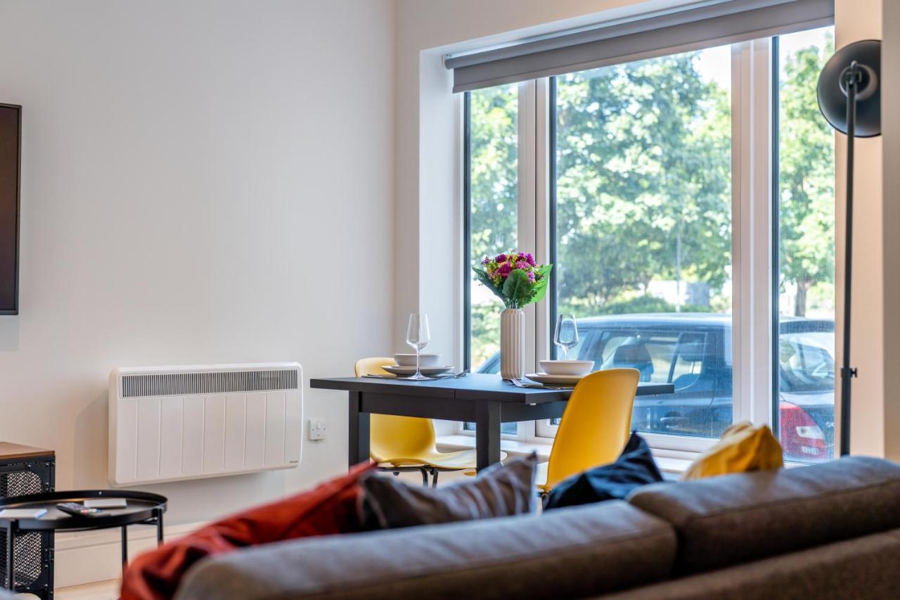 Cozy Apartments - Free Wifi And Parking Onsite Feltham Exteriör bild