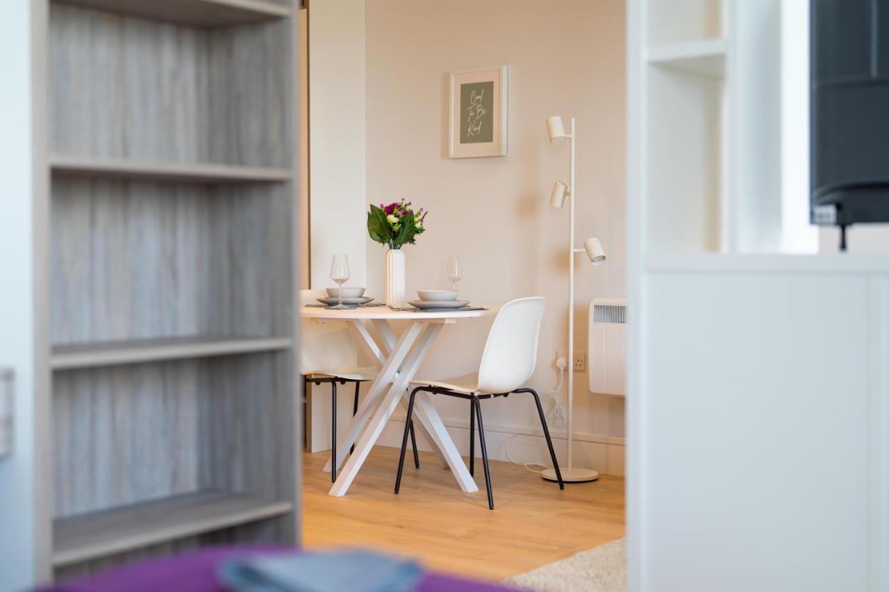 Cozy Apartments - Free Wifi And Parking Onsite Feltham Exteriör bild